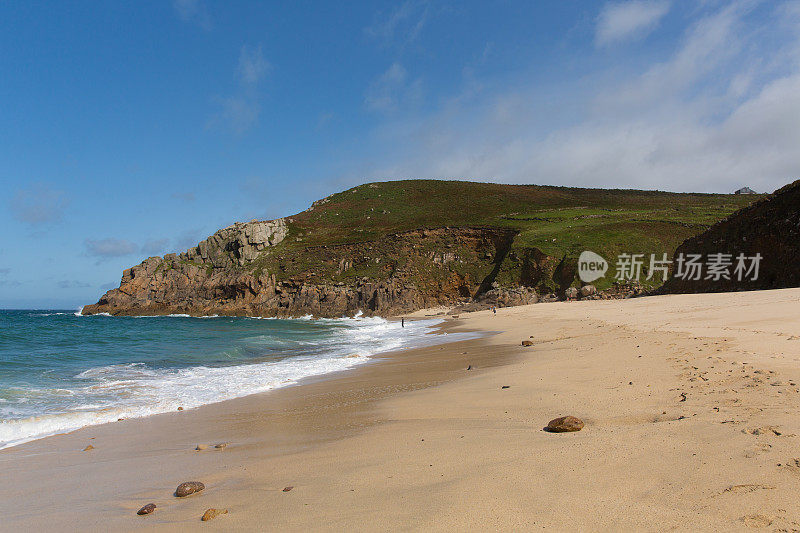 Portheras Cove Cornwall位于圣艾夫斯西南部的Cornish海岸，有着蓝色的大海和天空，是一处幽静的沙滩